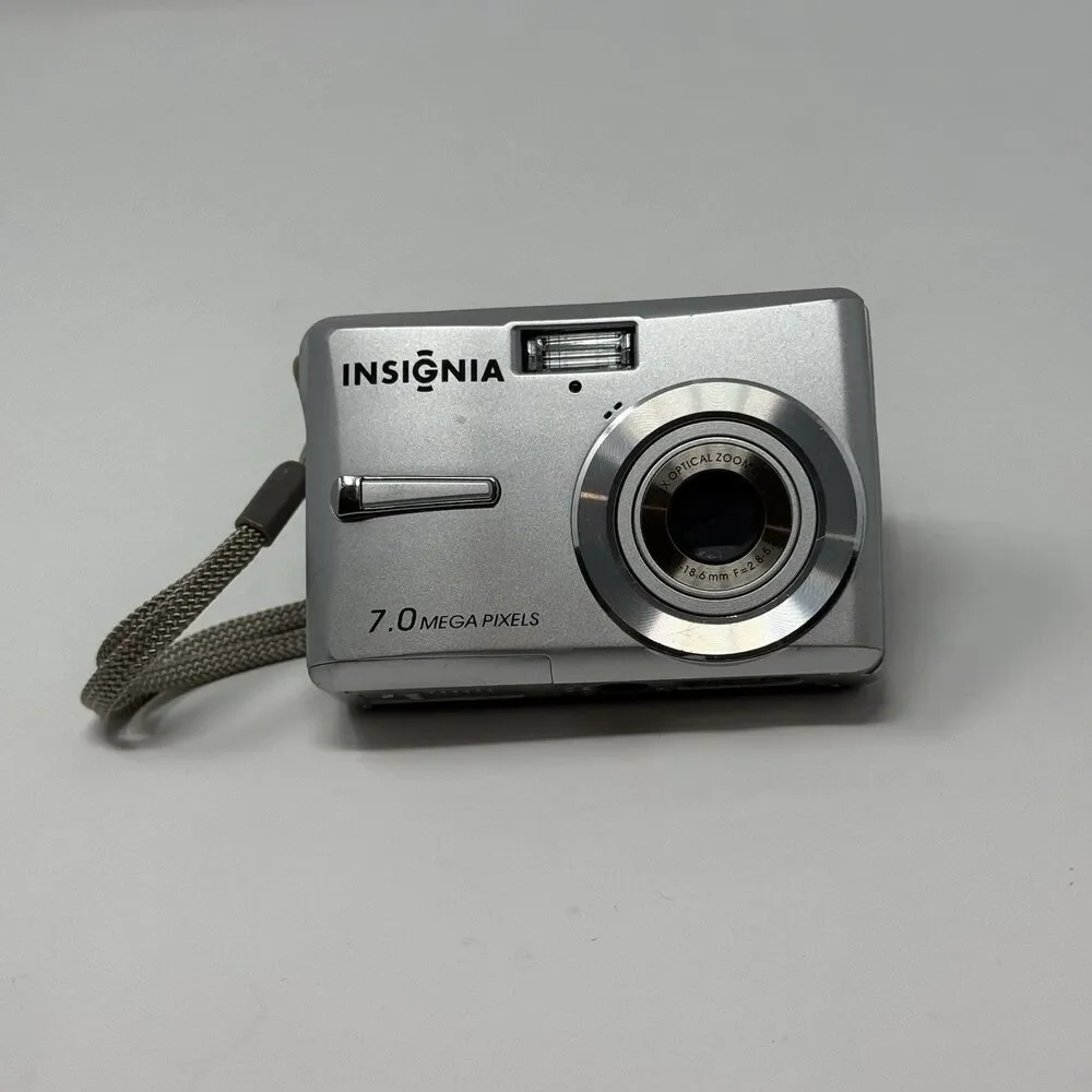 Insignia NS-DSC7S09 7.0MP Digital Camera Silver - Tested Working
